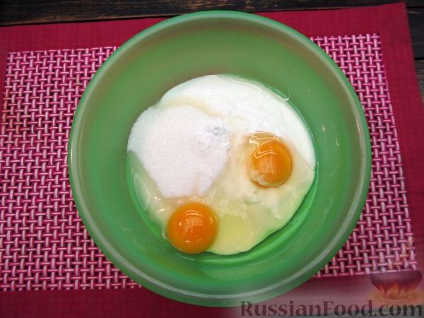 Песочный пирог с начинкой из чернослива с орехами и сметанно-яичной заливкой