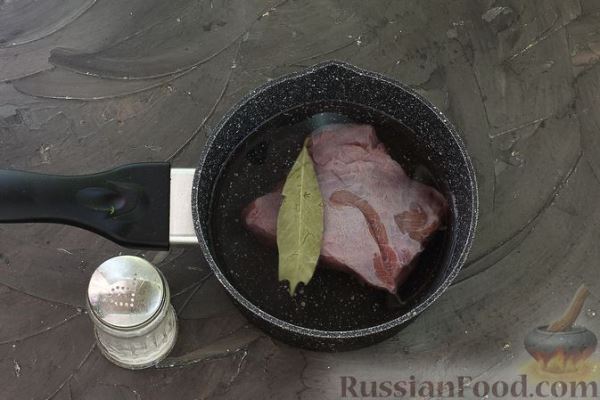Салат с говядиной, картофелем, черносливом и яйцами
