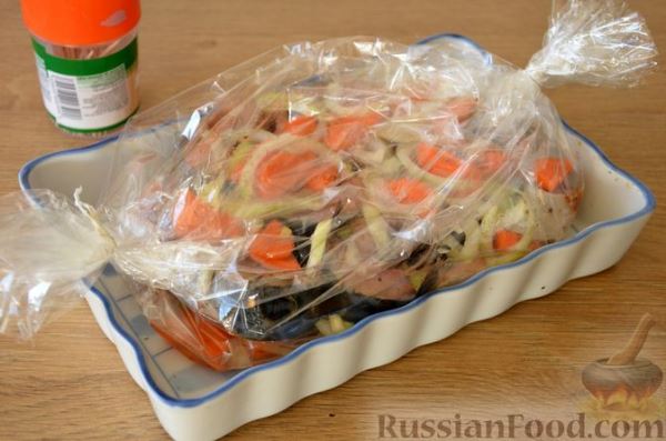 Скумбрия, запечённая с морковью и луком (в рукаве)