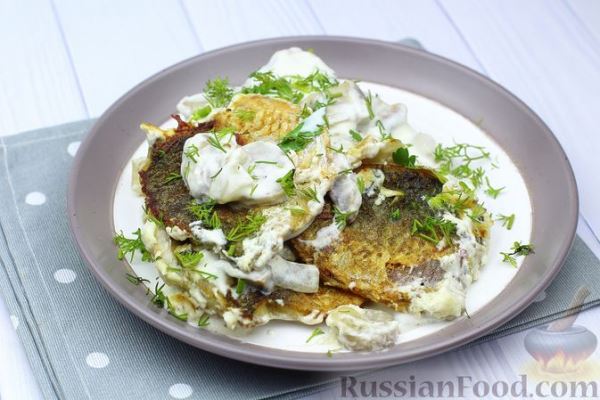Жареный карась в сметанном соусе с грибами