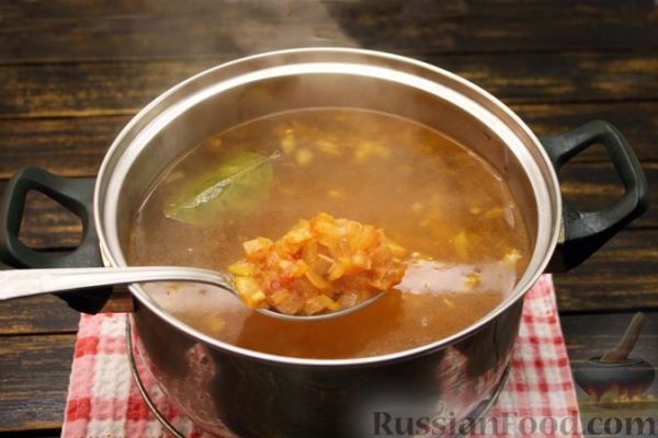 Рыбный суп с рисом, консервированными помидорами  и сливками