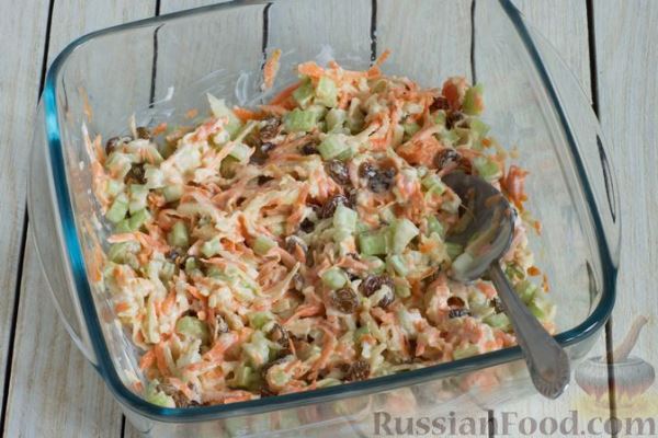 Салат с сельдереем, яблоком, морковью и изюмом