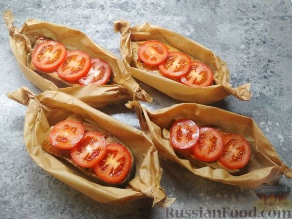 Стейки кеты, запечённые с помидорами и сыром