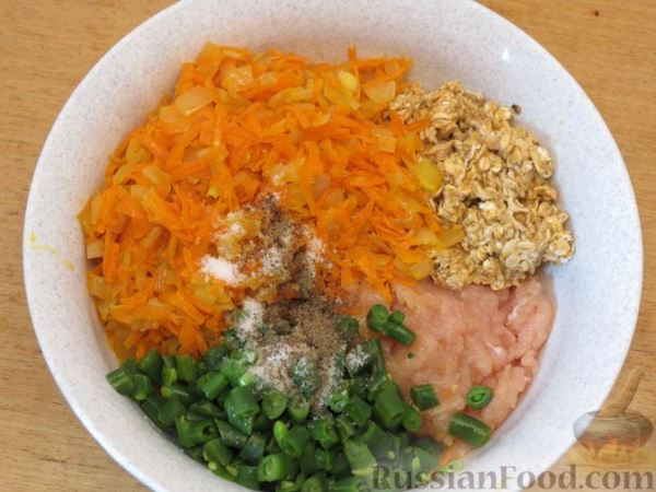 Голубцы с курицей, овсянкой и стручковой фасолью, в томатном соусе