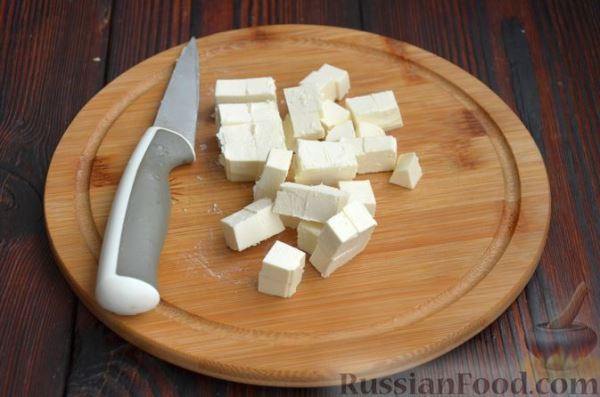 Салат с пекинской капустой, курицей, сыром фета и яичными белками