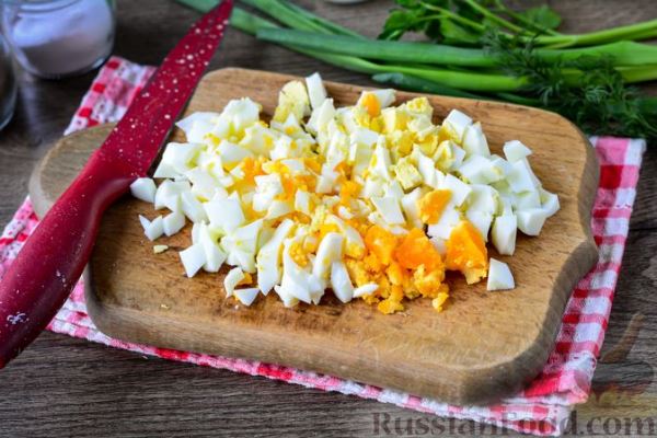 Салат с кукурузой, сыром, яйцами и чесноком