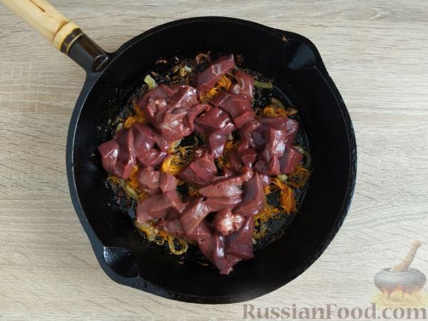 Свиная печень, жаренная с овощами и яйцами