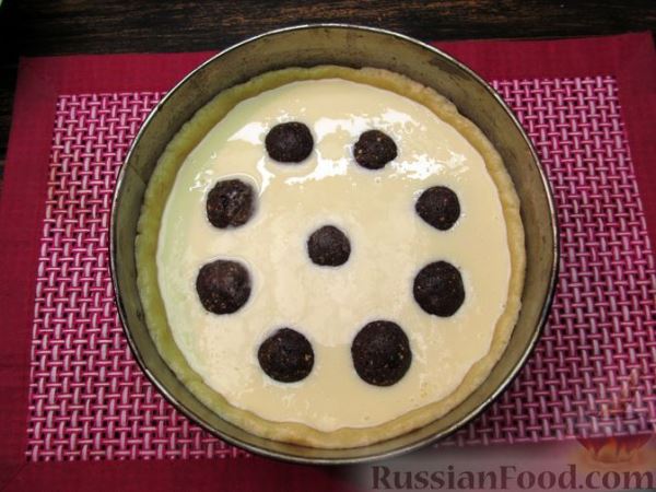 Песочный пирог с начинкой из чернослива с орехами и сметанно-яичной заливкой