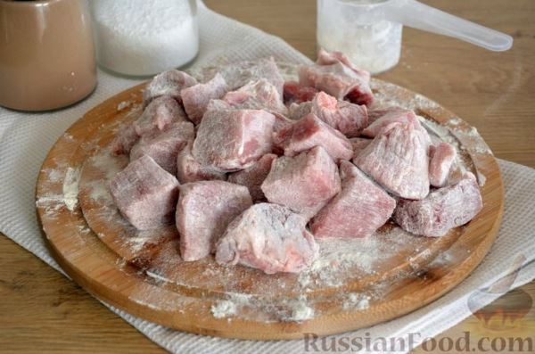 Говядина, тушенная с яблоками