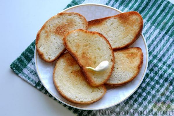 Гренки с сыром, варёными яйцами и зеленью