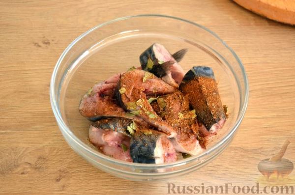 Скумбрия, запечённая с морковью и луком (в рукаве)