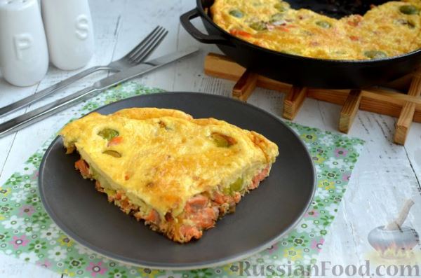 Фриттата с лососем и брюссельской капустой
