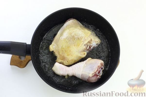 Острый куриный суп с кукурузой, помидорами и соком лайма