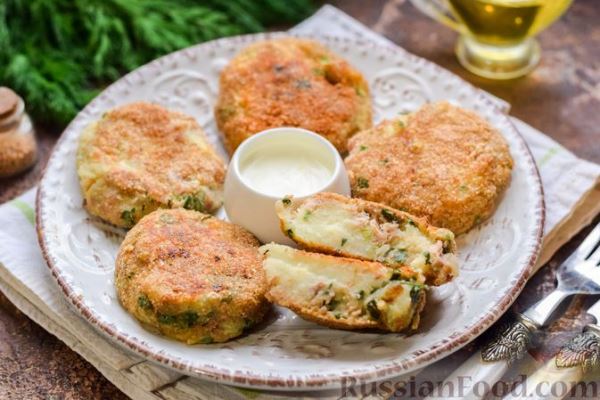 Картофельные котлеты с консервированным тунцом, сыром и зеленью