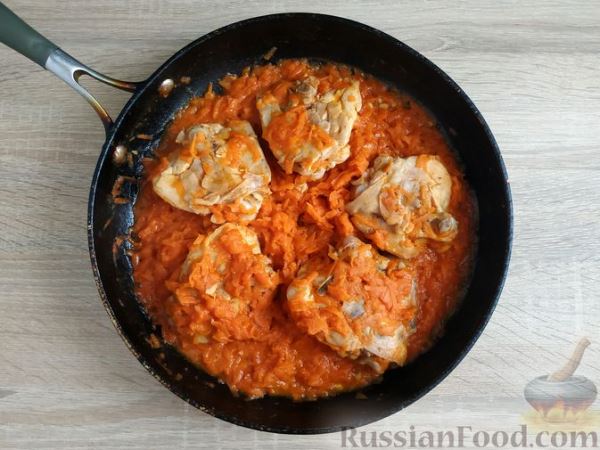 Курица, тушенная с морковью