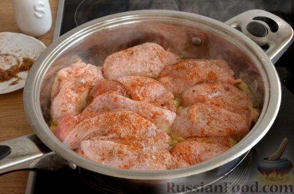 Куриные бёдра, тушенные в сметанно-грибном соусе
