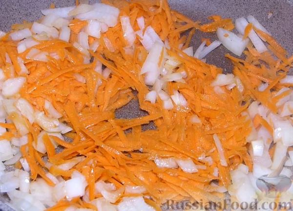 Карп, запечённый с морковью, луком и маринованными огурцами