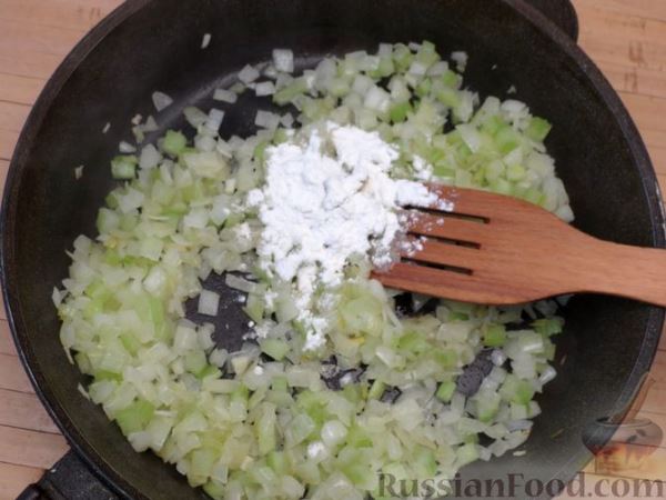 Кролик, тушенный в вине и сливках, с яблоками и сельдереем