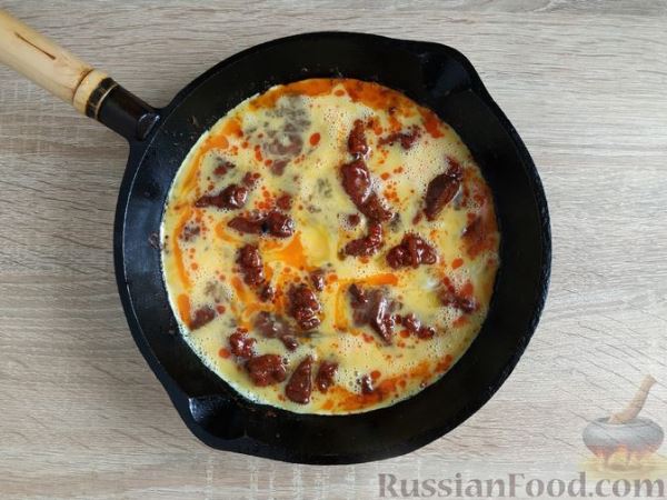 Свиная печень, жаренная с овощами и яйцами