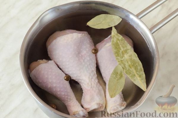 Пряный куриный суп с морковной лапшой