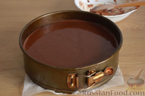 Муссовый шоколадно-творожный торт с печеньем и глазурью (без выпечки)