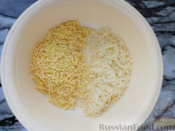 Закусочные маффины с маринованными огурцами, отварными яйцами и сыром