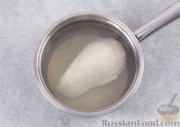 Салат с курицей, черносливом и консервированным зелёным горошком