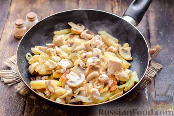 Жареная картошка с грибами и курицей