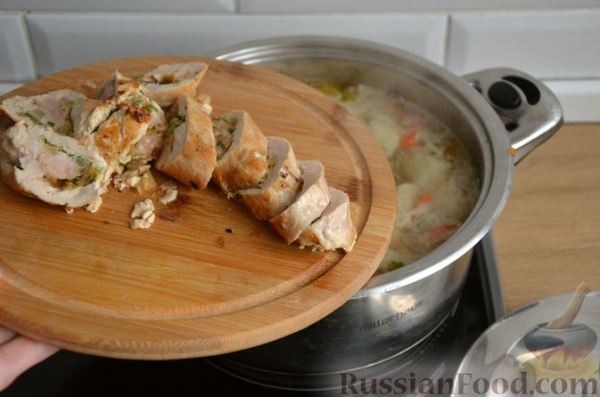 Суп с куриными рулетиками и клецками