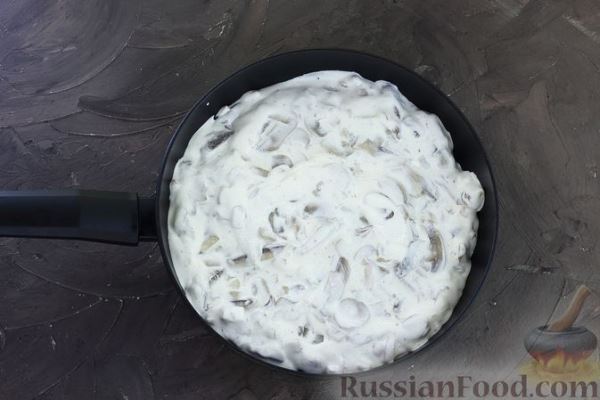 Жареный карась в сметанном соусе с грибами