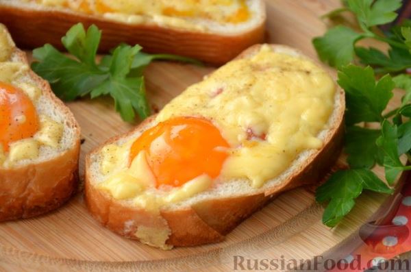 Яичница в хлебе, с сыром и колбасой