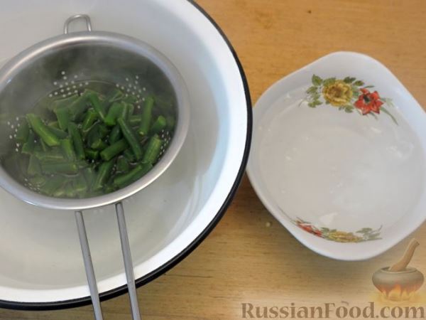 Голубцы с курицей, овсянкой и стручковой фасолью, в томатном соусе