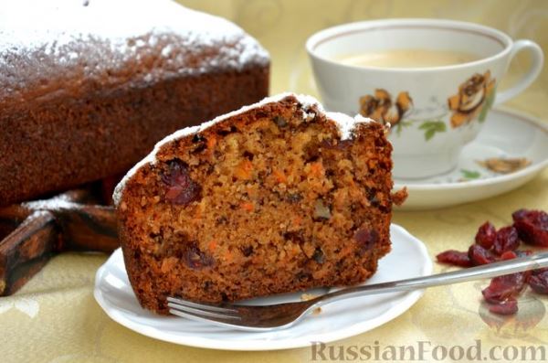 Пряный бананово-морковный кекс с вяленой клюквой и орехами