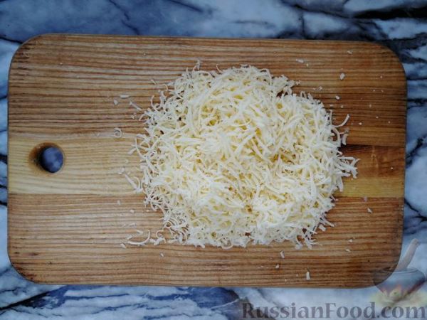 Закусочные маффины с маринованными огурцами, отварными яйцами и сыром