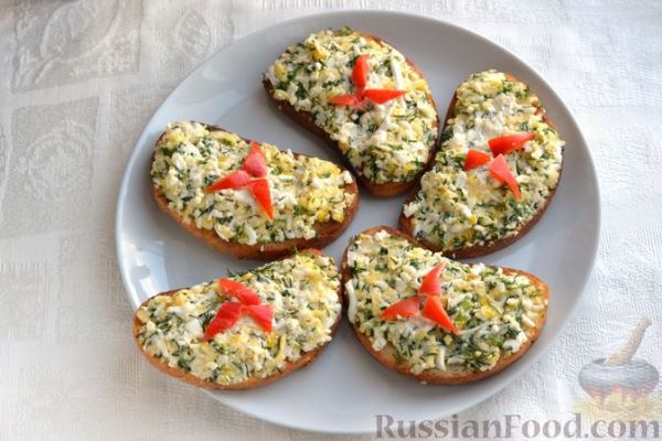 Гренки с сыром, варёными яйцами и зеленью