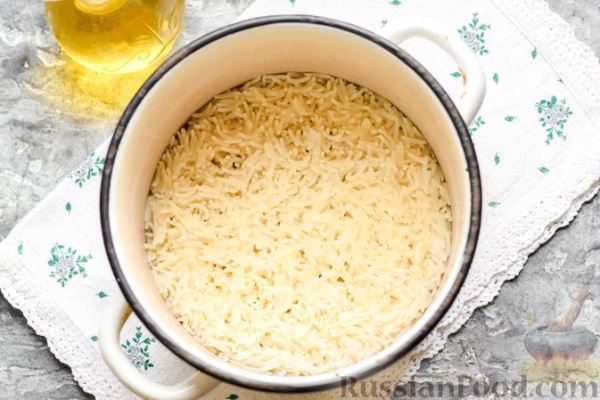 Салат с капустой, рисом, морковью, черносливом и орехами