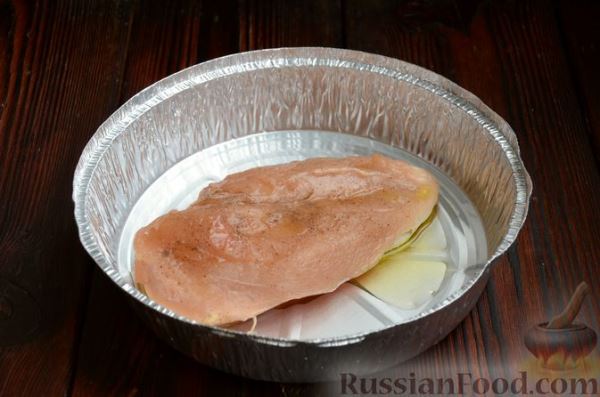 Салат с пекинской капустой, курицей, сыром фета и яичными белками
