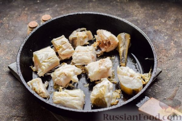 Рыба, тушенная в томатном соусе с грибами