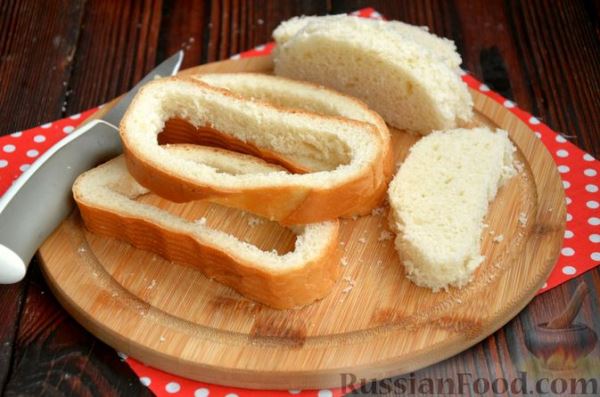 Яичница в хлебе, с сыром и колбасой
