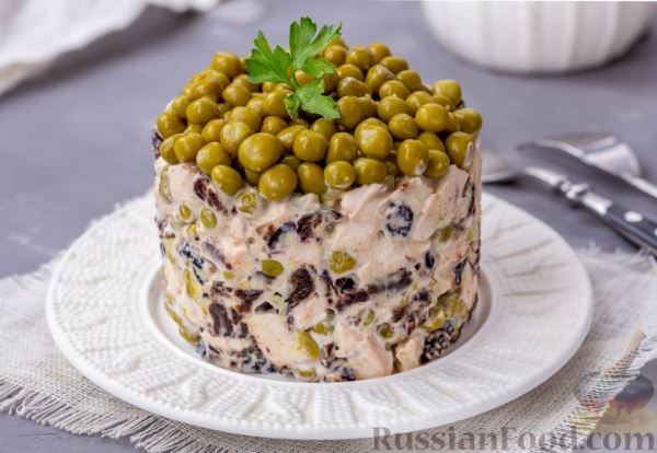 Салат с курицей, черносливом и консервированным зелёным горошком