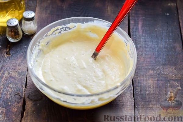 Заливной пирог на сметане, с картофелем и консервированной рыбой