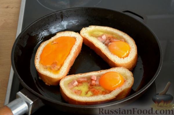 Яичница в хлебе, с сыром и колбасой