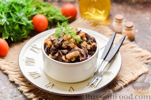 Жареные куриные сердечки с луком
