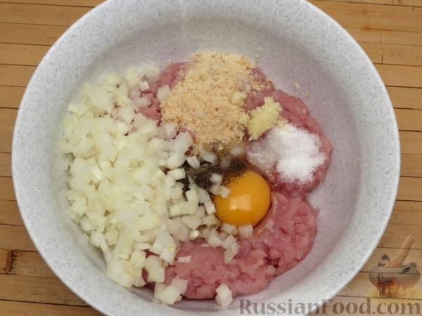 Томатный суп с нутом и мясными фрикадельками