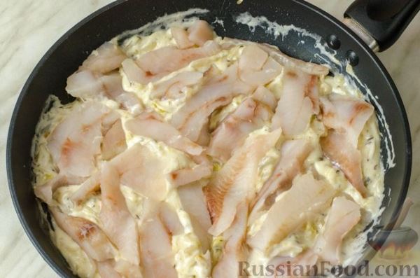 Рыба в сметане с солёными огурцами (на сковороде)