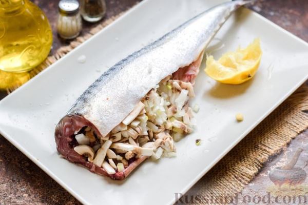 Скумбрия, запечённая с грибами и картошкой