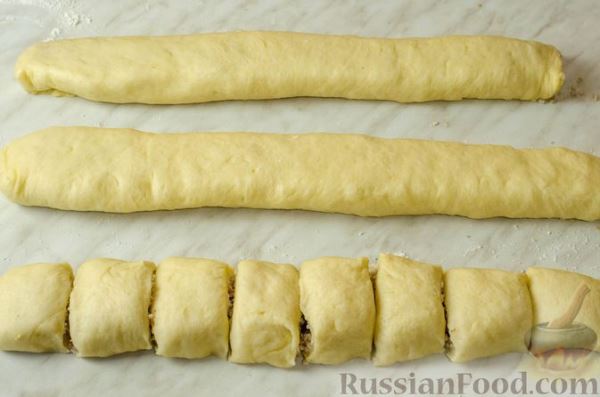 Дрожжевые пирожки-рулетики с мясом и черносливом