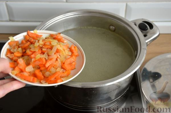 Суп с куриными рулетиками и клецками