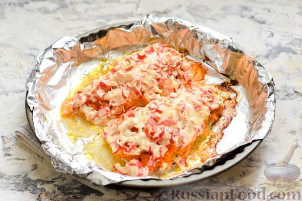 Минтай, запечённый под "шубкой" из крабовых палочек, моркови и сыра
