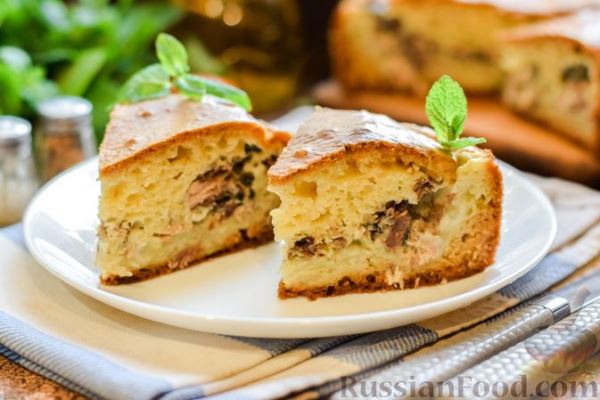 Заливной пирог на сметане, с картофелем и консервированной рыбой